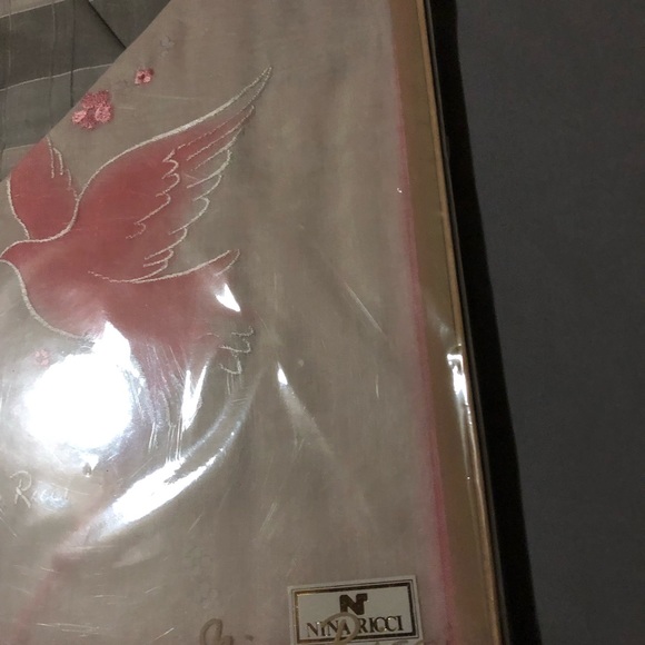 Authentic NINA RICCI Brand new 2 handkerchiefs in a box - Picture 4 of 5